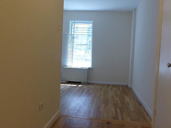 3rd image of 143 W 69th St APT 4A
