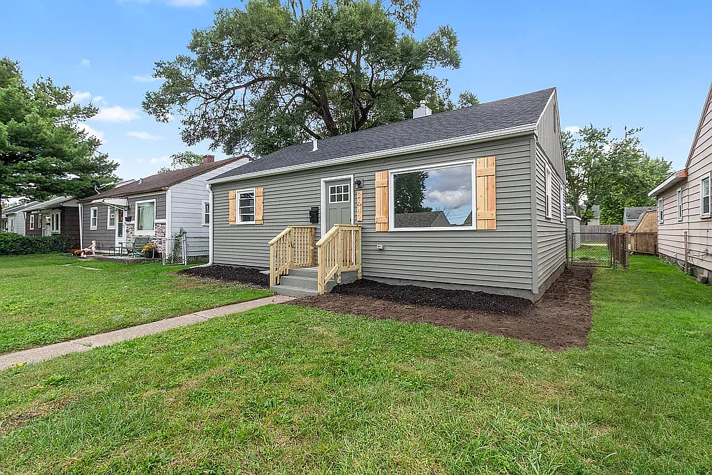 3 bed, 825 sqft, $2,280 — Photo 1