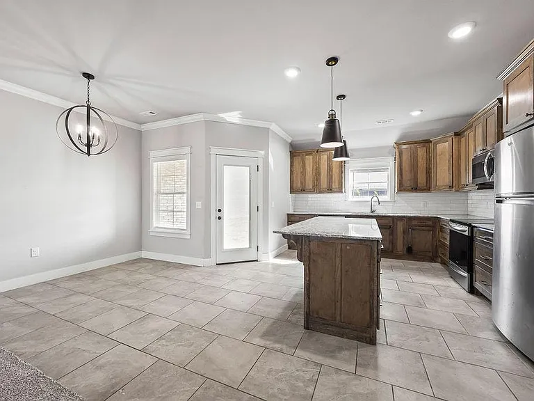 1052 Hampton St — Photo 9