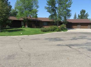 1304 10th St SW, Minot, ND 58701