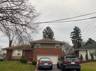 72 Ridge Dr, Westbury, NY 11590