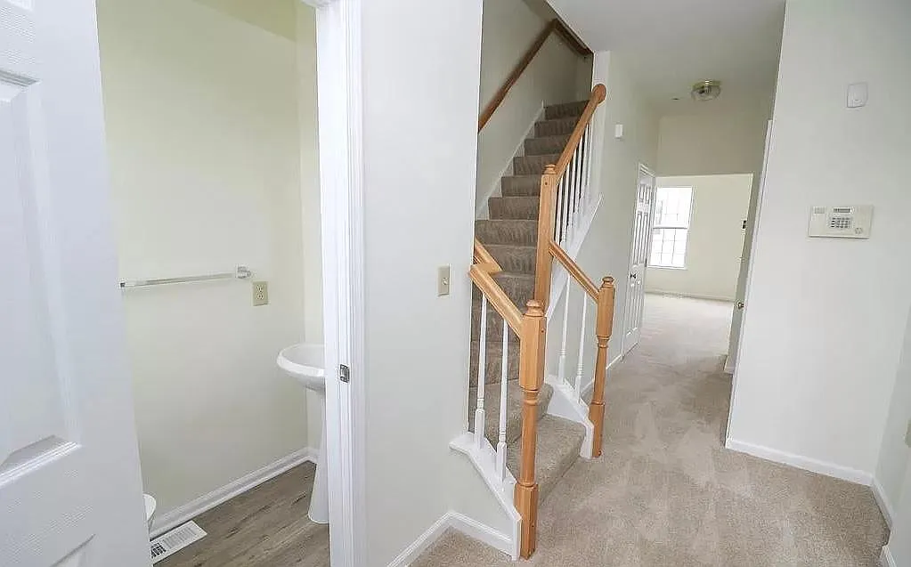 4 bed, 3.5 bath, 1902 sqft, $3,500 — Photo 2