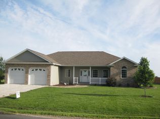 720 W Dean St, Virden, IL 62690