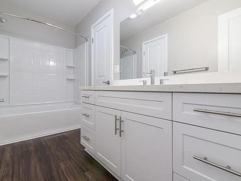 Beverly Plaza Apartments — Photo 29