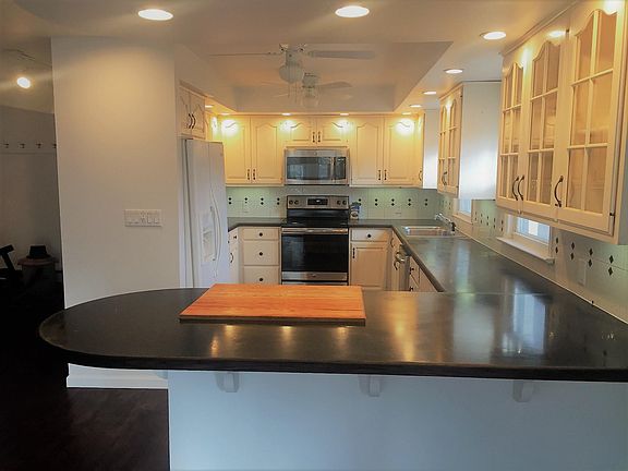 Features stainless appliances