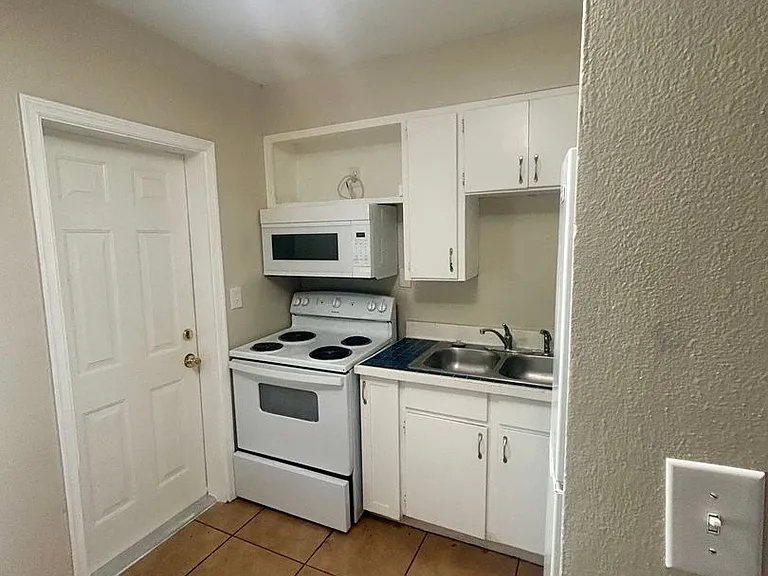 2150 NE 3rd St — Photo 23