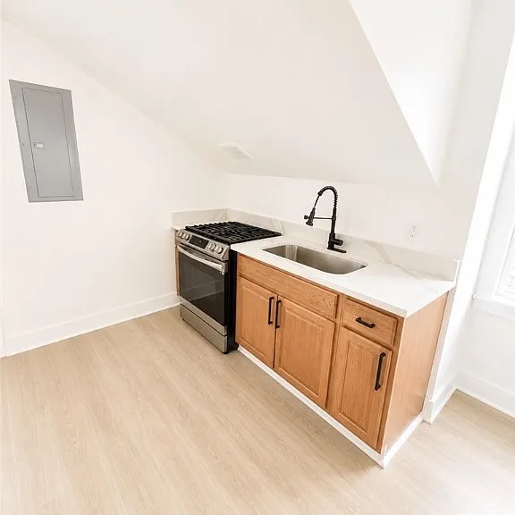 612 W 40th St #B — Photo 11