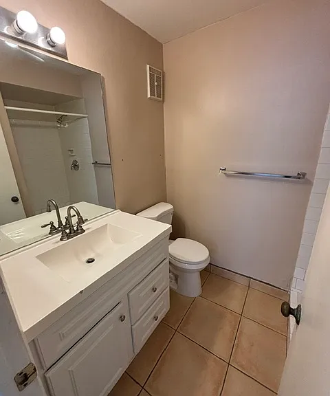 2nd bedroom bathroom w/ shower