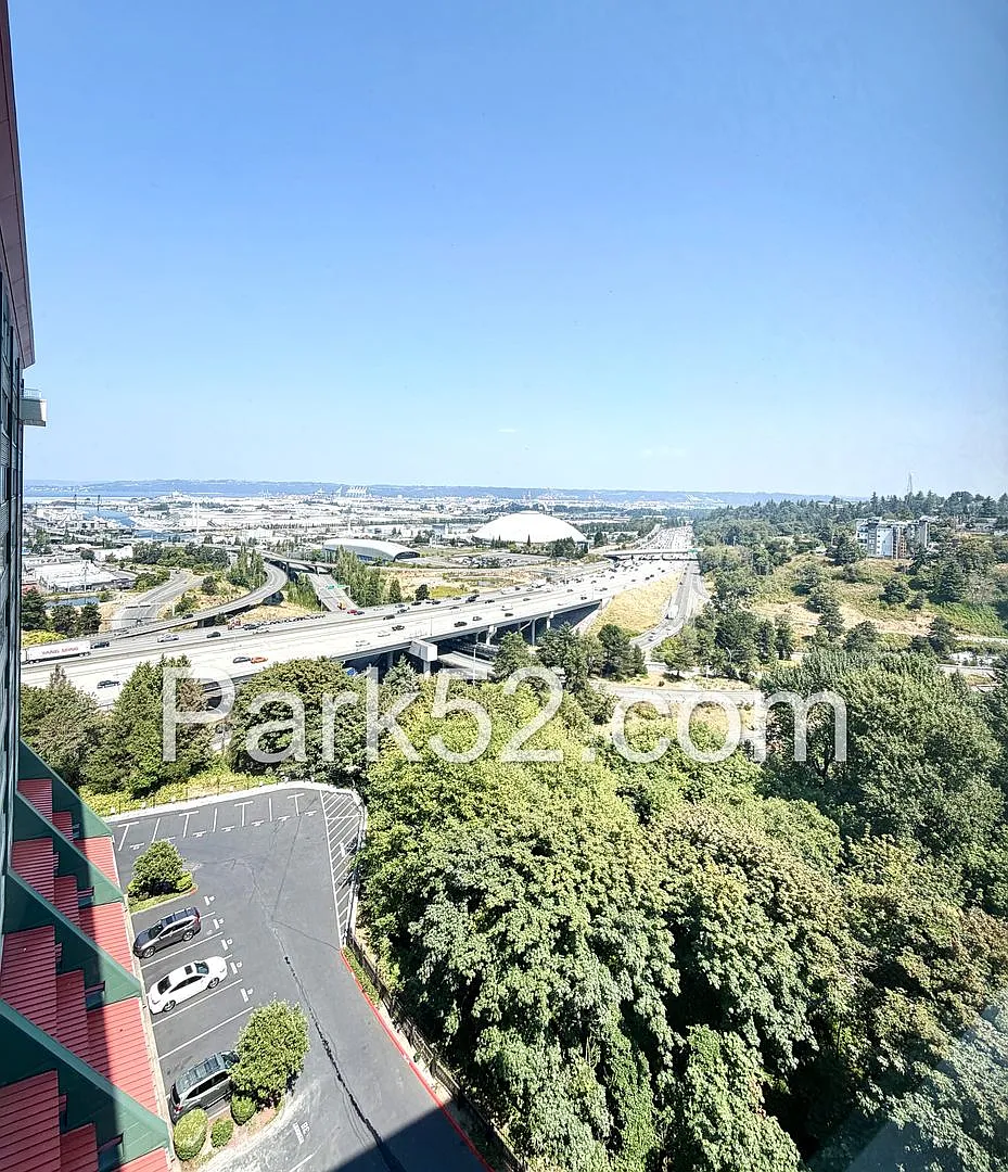 Beautiful 2 Bedroom Condo in Downtown Tacoma With Separate Garage & Amenities! — Photo 4