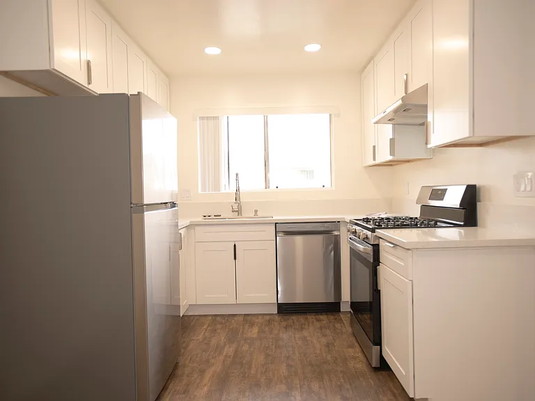 Brand new kitchen, SS appliances, quartz countertops
