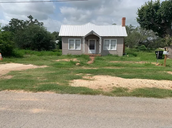 502 Bowman Ave, Devine, TX 78059