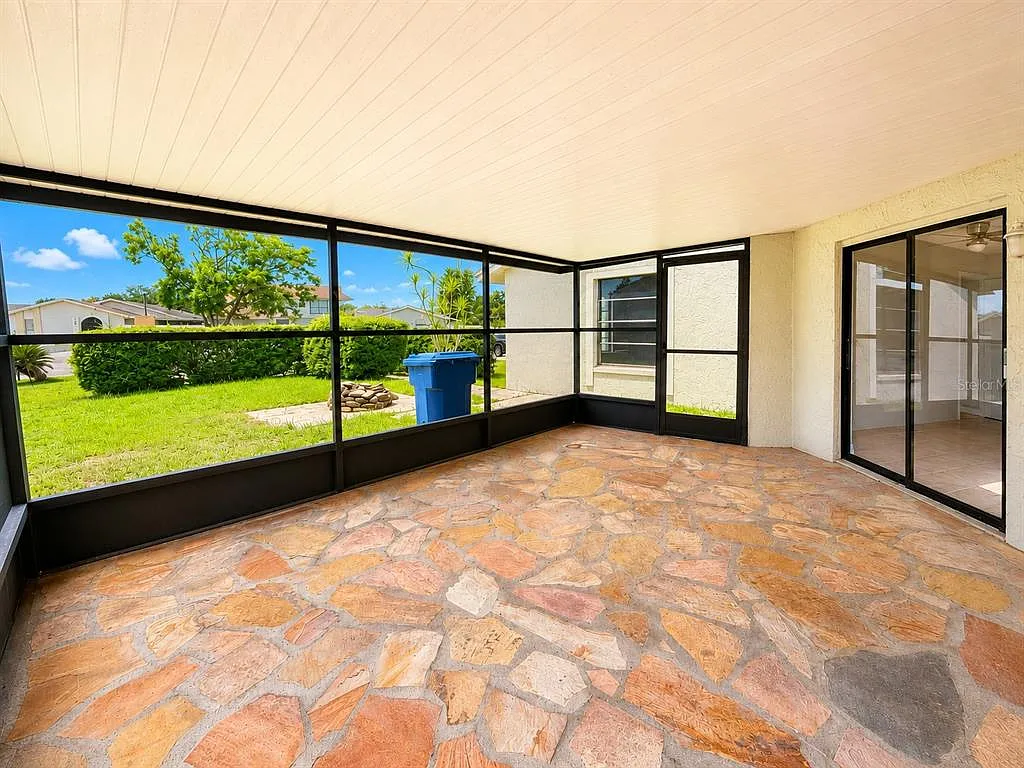 3 bed, 2.0 bath, 1356 sqft, $2,400 — Photo 3