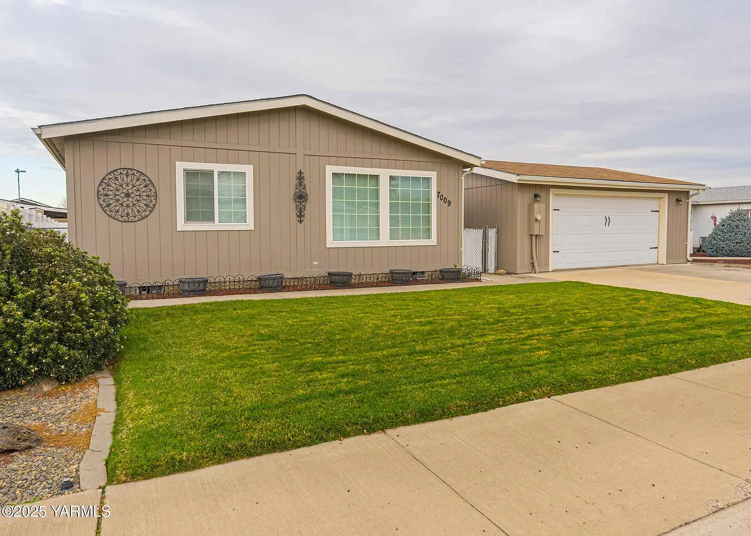 7009 Manor Way photo 1