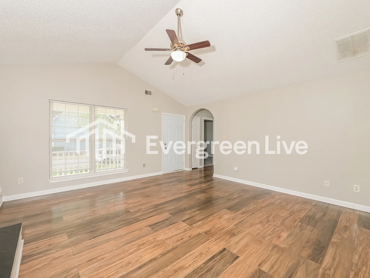 3 bed, 2.0 bath, 1398 sqft, $1,795 — Photo 3