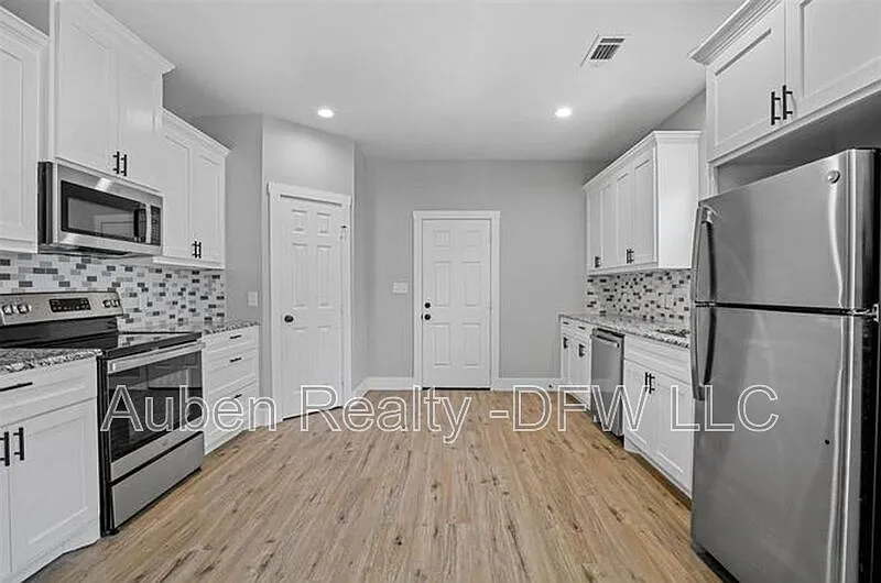 3 bed, 2.0 bath, 1341 sqft, $1,550 — Photo 3