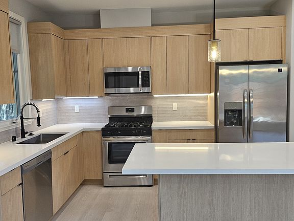 2nd image of 980 Bonita Ave