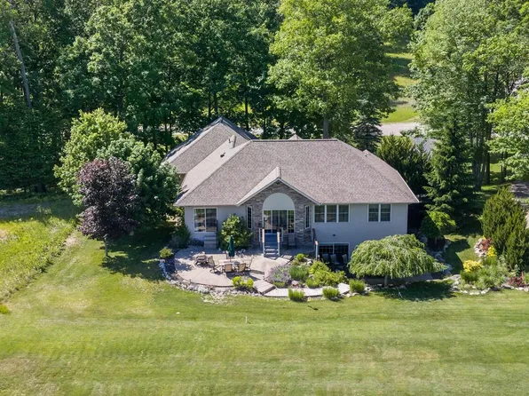 9482 Stonebridge Dr, Stanwood, MI 49346