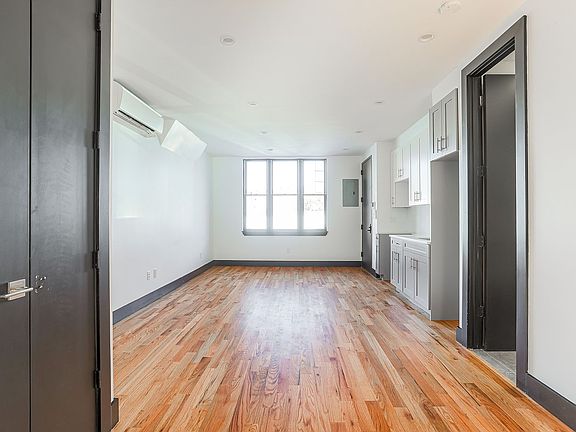 2nd image of 960 Pacific St #1B