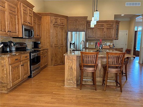 4th image of 1923 Woodridge Dr
