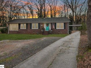 123 Woodlawn Dr, Laurens, SC 29360