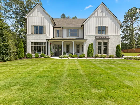 18 Sanford Dr, Newnan, GA 30263
