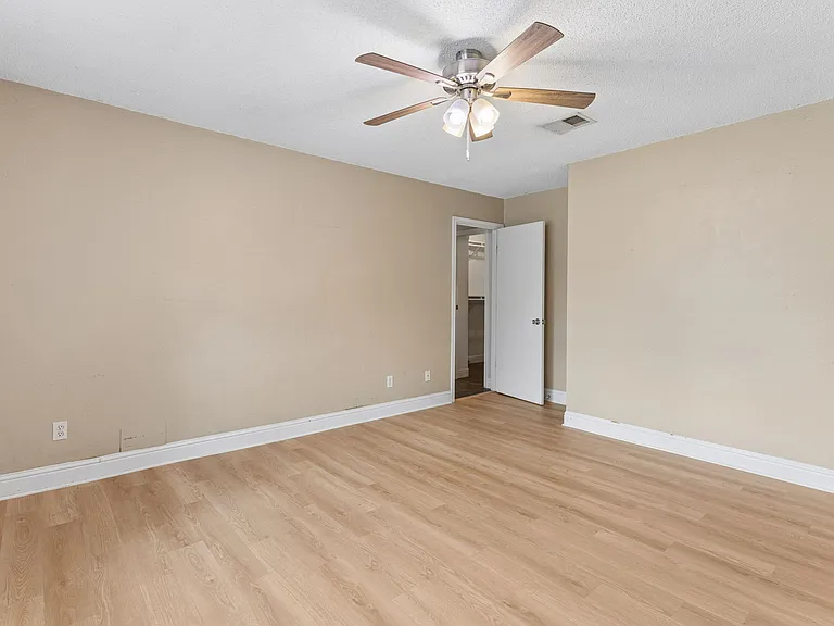 253 Teakwood Ln — Photo 2