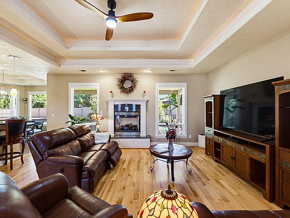3rd image of 977 Fairview Ct