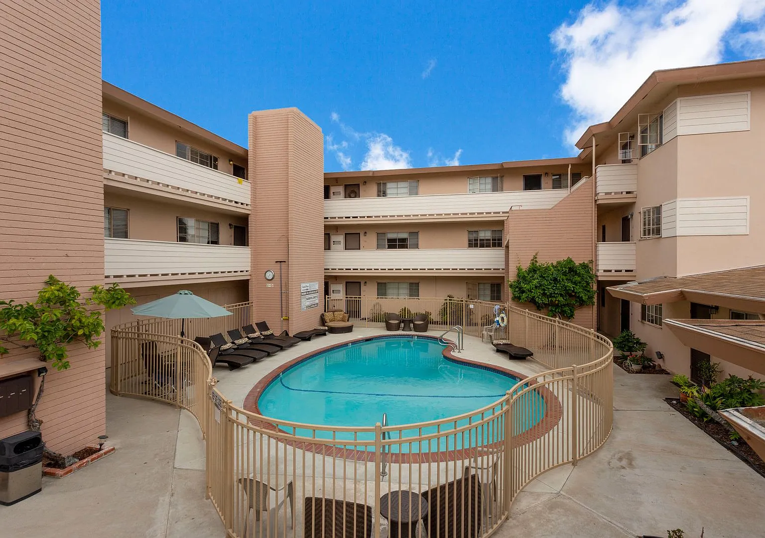 Emerald Manor Apartments — Photo 1