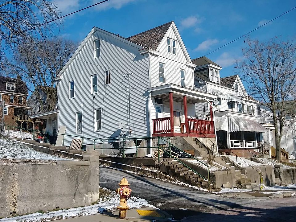 corner lot, drive-up view