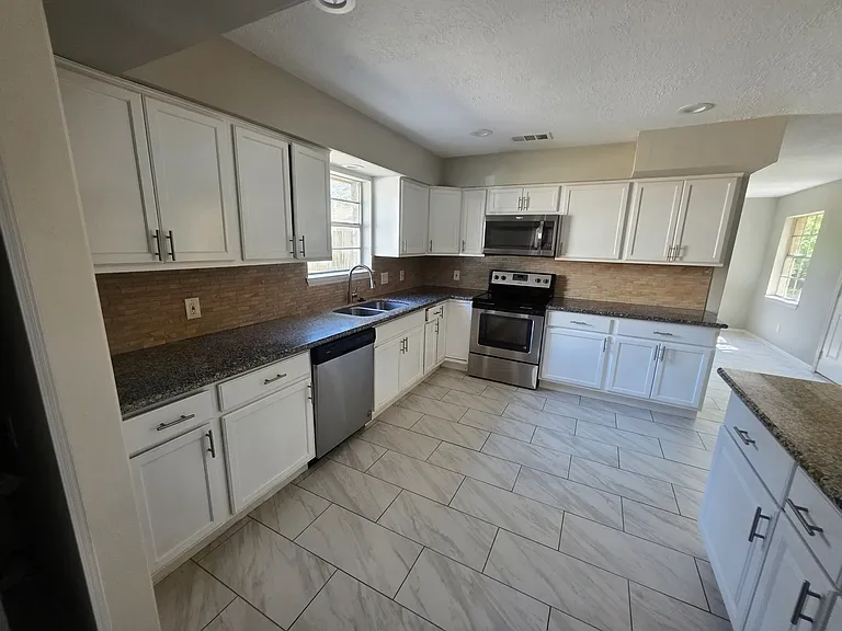 1127 Klamath Ln — Photo 6