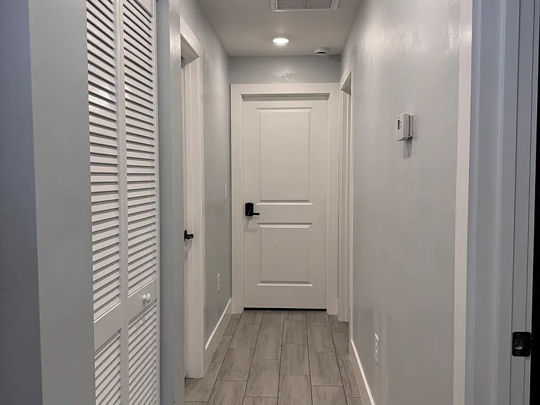 Unit Hall. Washer / Dryer included,