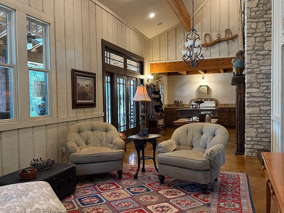 This cozy seating area with a smart TV offers plenty of options: binge-watching, reading, hanging out. The natural light and high ceiling give an energizing vibe & connection with nature during the day. When the sun goes down,