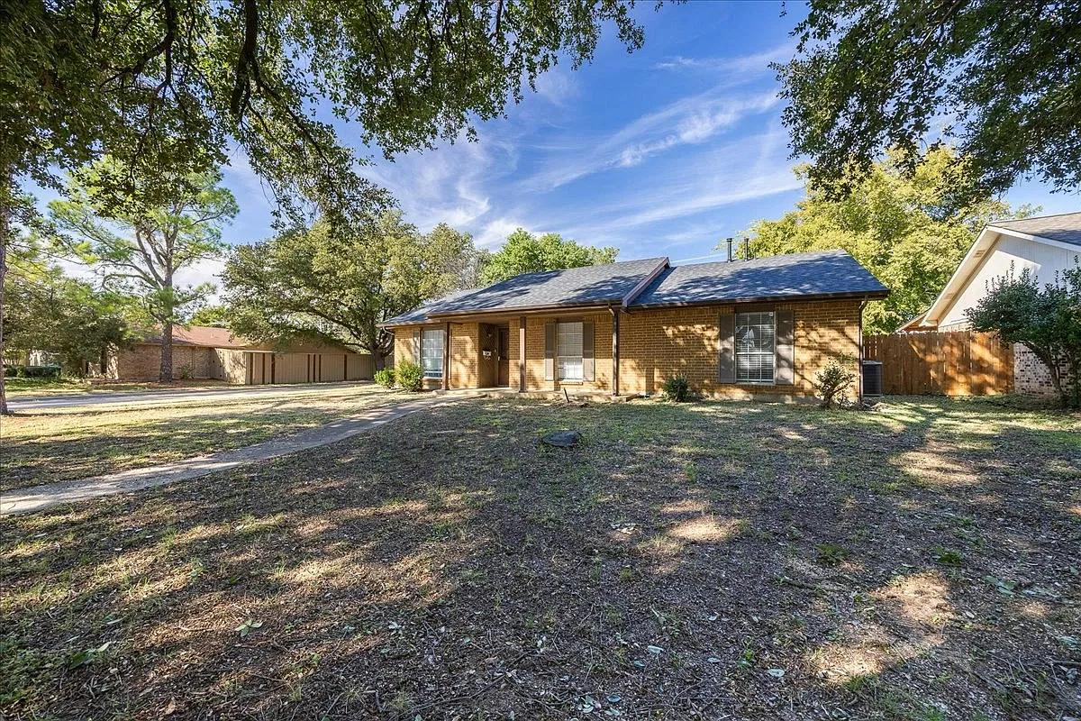 1335 Carnation Dr — Photo 1