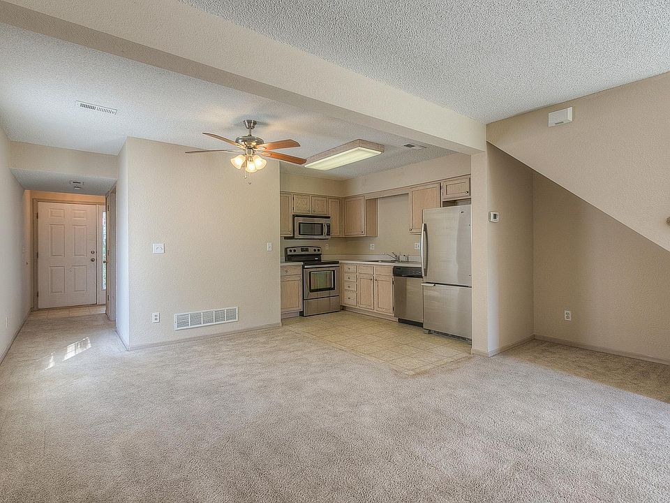 1st image of 103 NE Dogwood St APT A