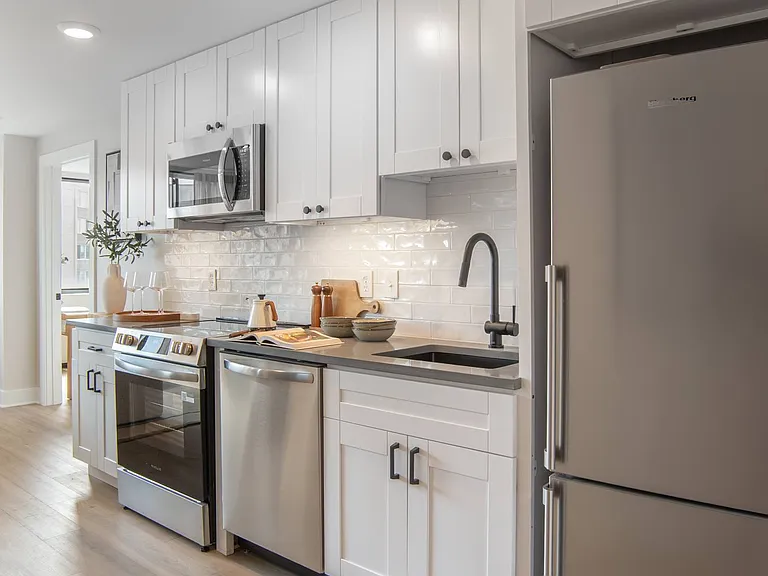 Connecticut House Apartments — Photo 34