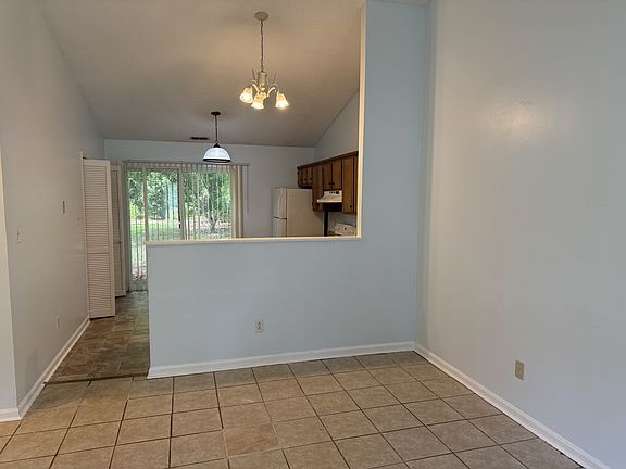 4th image of 133 Twin Wood Dr #1