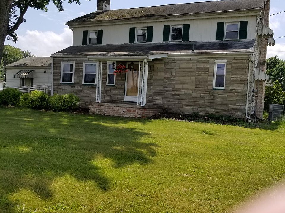 Front of the house facing SE River Road.