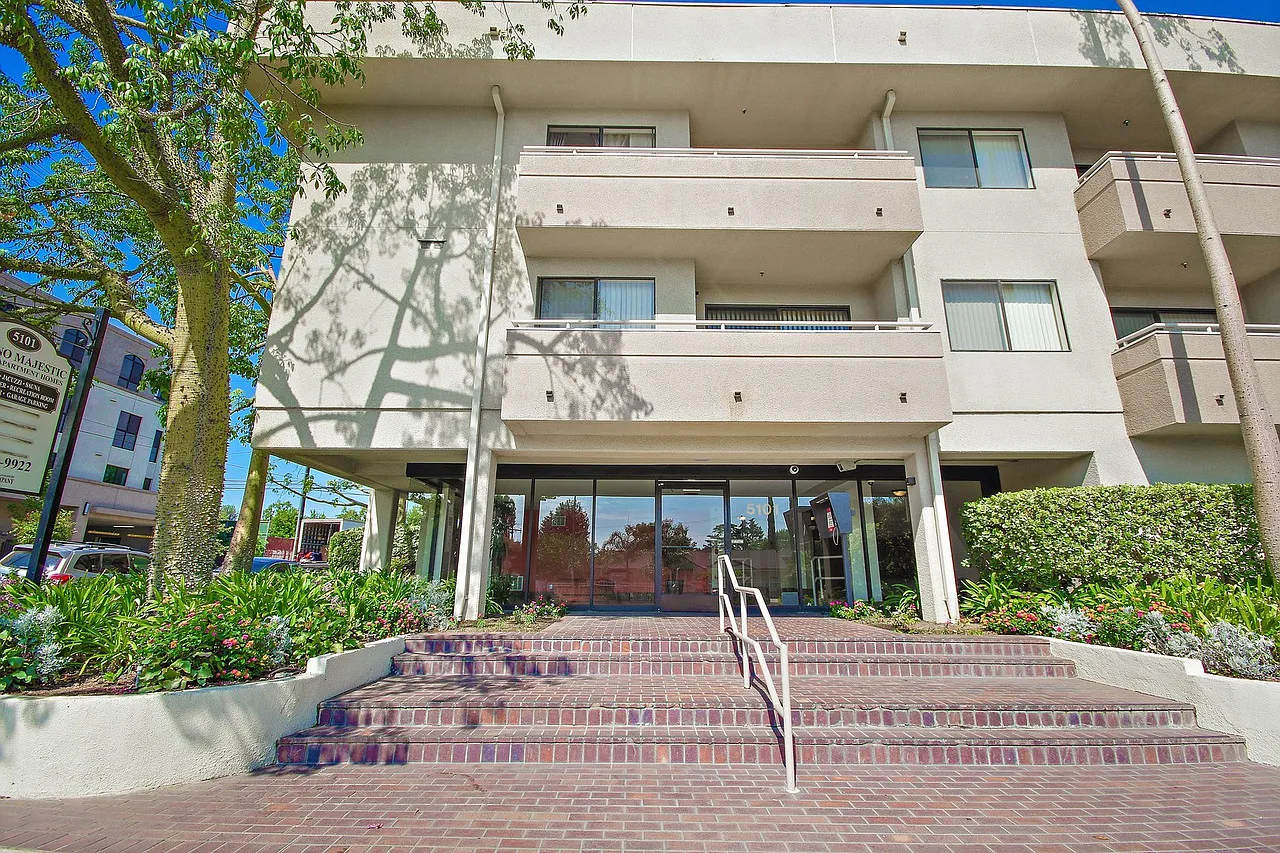 Encino Majestic — Photo 1