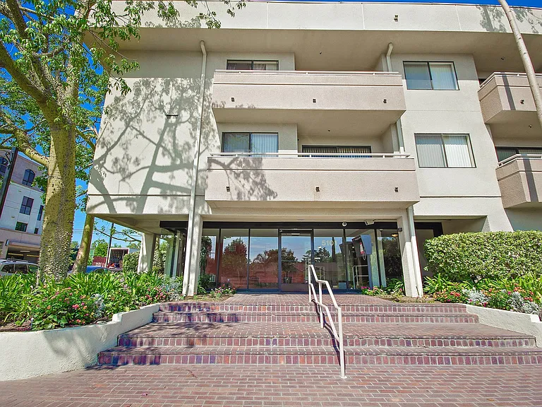 Encino Majestic — Photo 1