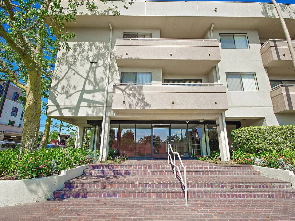 Encino Majestic