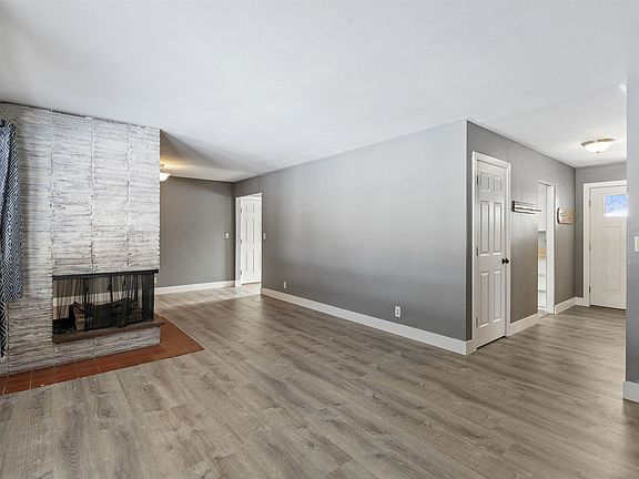 2nd image of 2525 Custer Ave