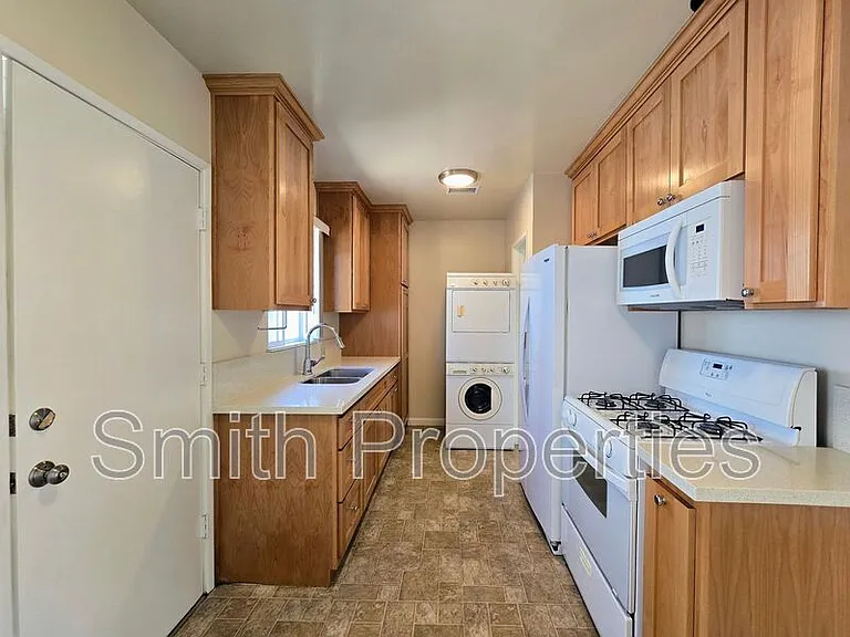 2601 Gates Ave #C — Photo 1