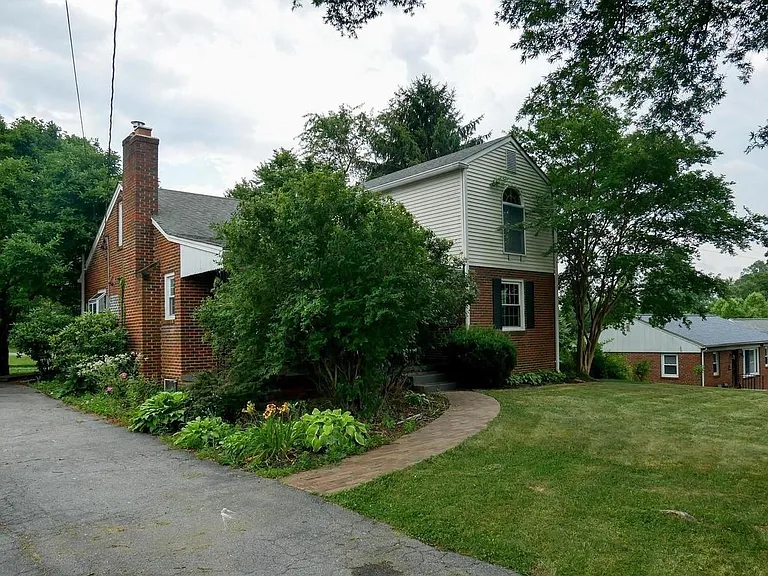 26015 Woodfield Rd — Photo 2