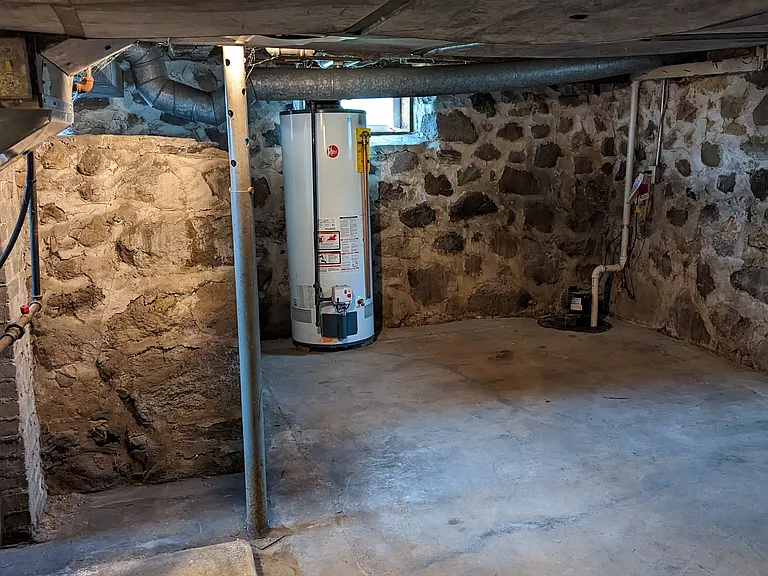 Large dry basement for workshop or storage.