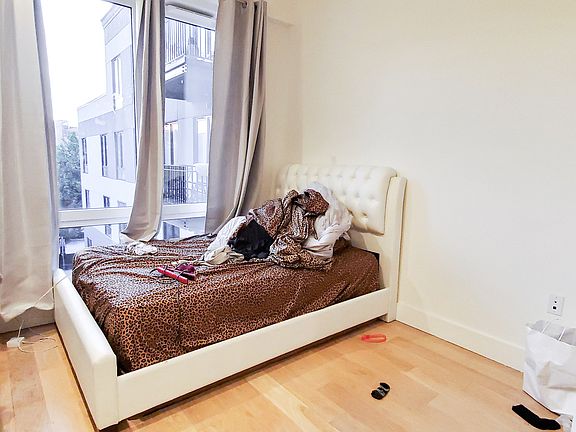 5th image of 961 Willoughby Ave #226