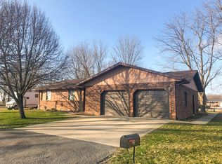 2 Pinetree Dr, Breese, IL 62230