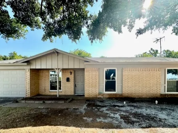 512 N Main St, McGregor, TX 76657