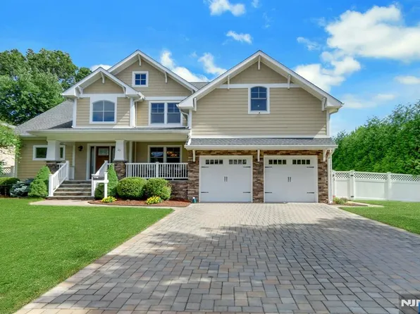 23 Hollybrook Rd, Paramus, NJ 07652