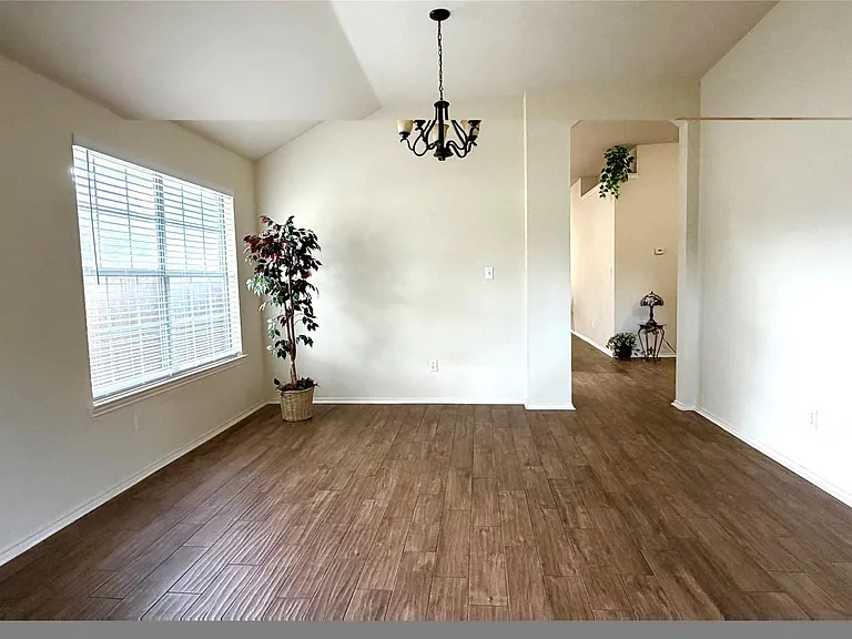 2325 Clover Ridge Dr — Photo 2