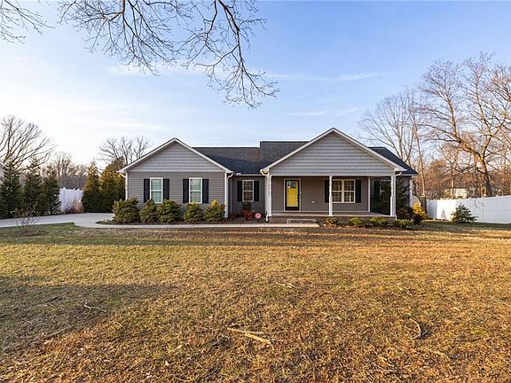 3rd image of 572 Anderson Rd